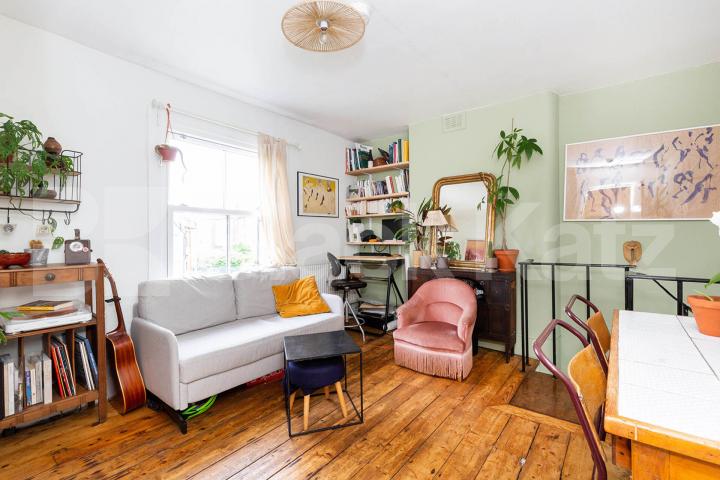 Split level 1 bedroom on a residential street in Highbury Northolme Road, Highbury